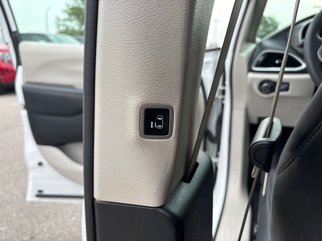 Used 2023 Chrysler Pacifica Van