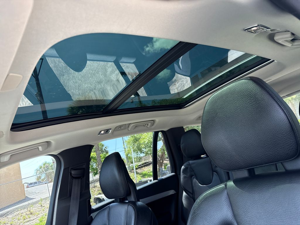 Certified Used 2018 Gray Volvo T6 Momentum image 7