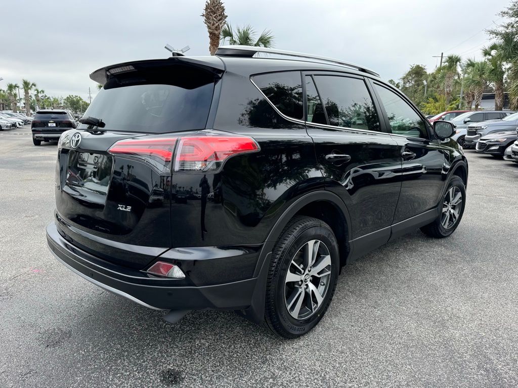 2018 Toyota RAV4 XLE 8