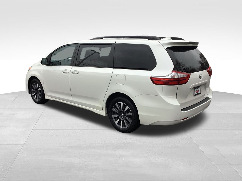 Thumbnail: 2018 Toyota Sienna - 3