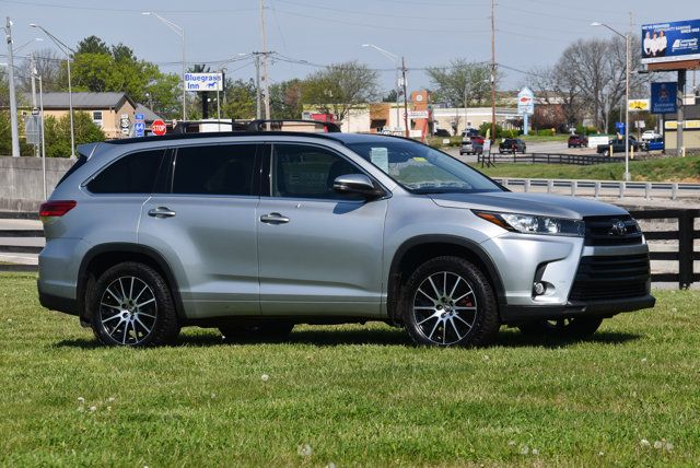 Celestial Silver Metallic 2017 Toyota Highlander SE AWD SUV / Crossover All-Wheel Drive 8-Speed Automatic