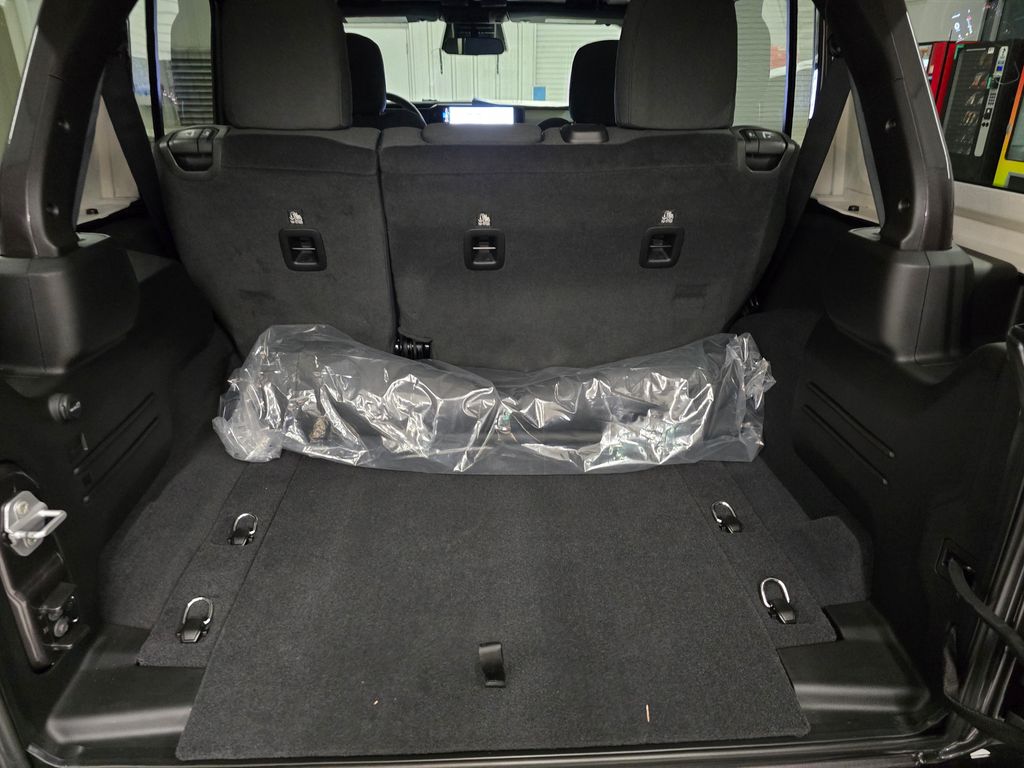 2025 Jeep Wrangler 4-Door Sahara - Photo 35
