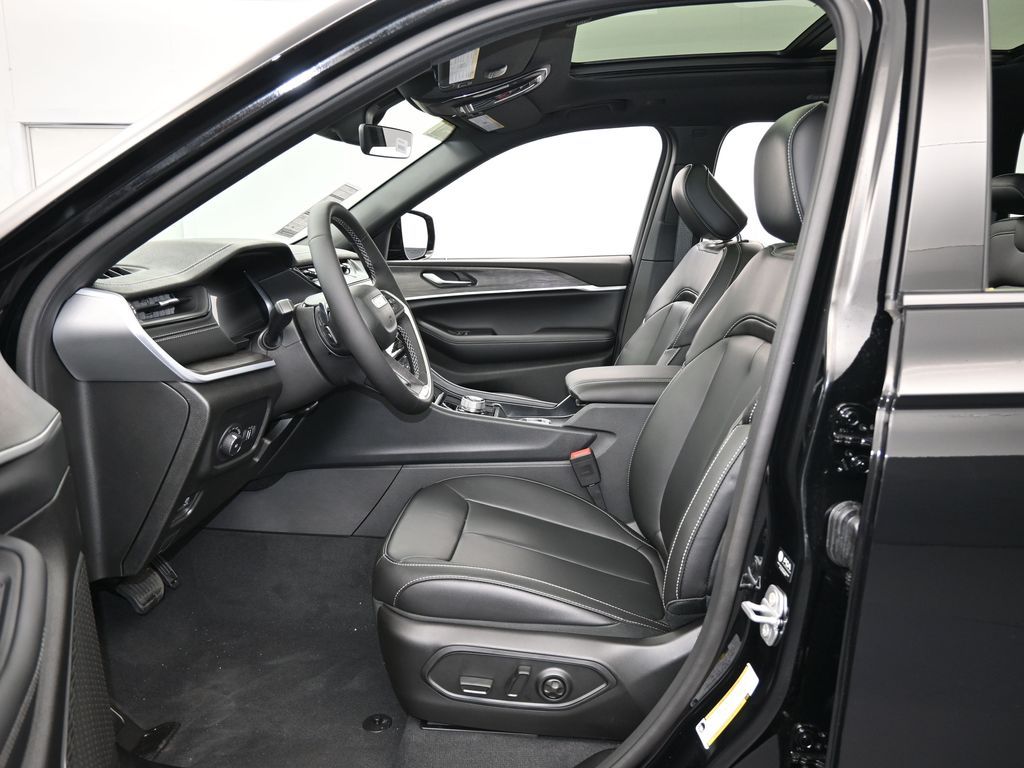 New 2026 Diamond Black Crystal Pearlcoat Jeep Limited image 12