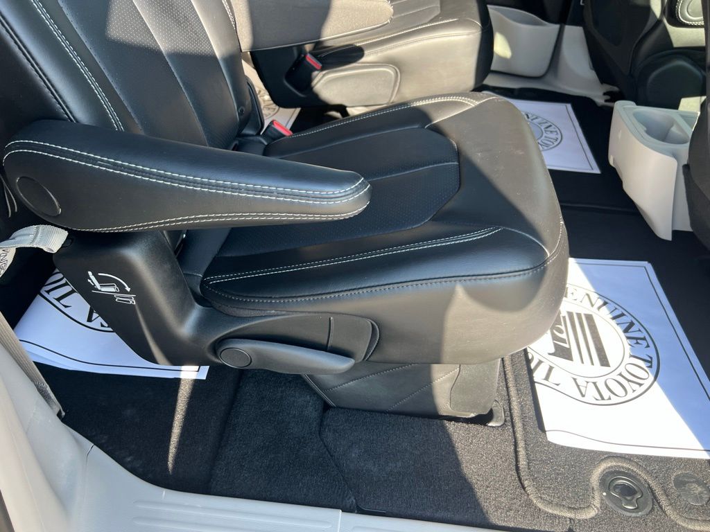 Used 2023 Chrysler Pacifica Van