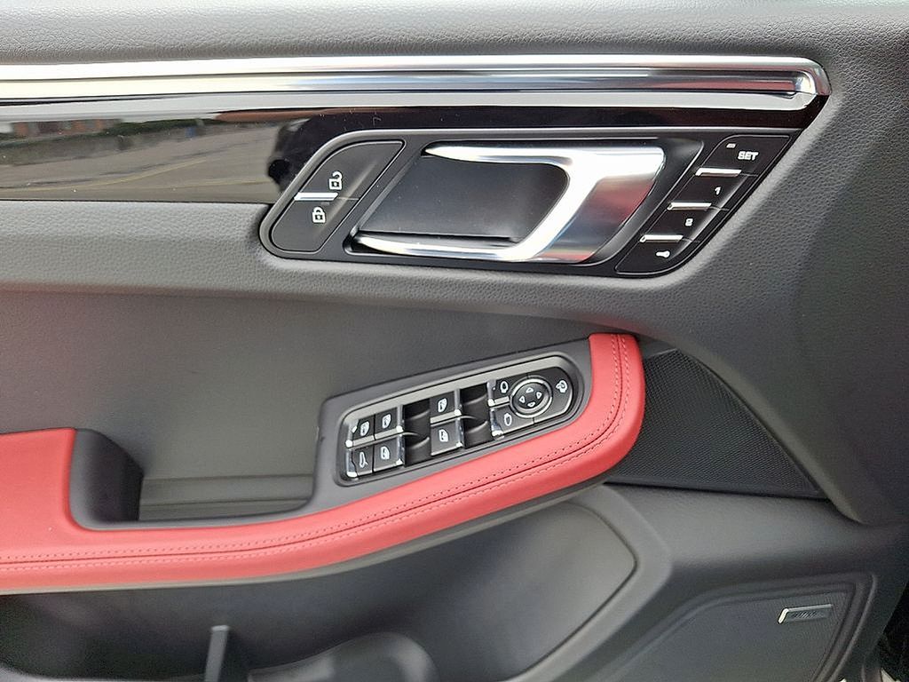 Thumbnail: 2025 Porsche Macan - 15