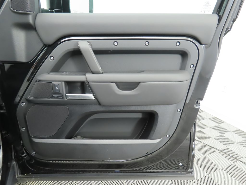 2025 Land Rover Defender 110 25