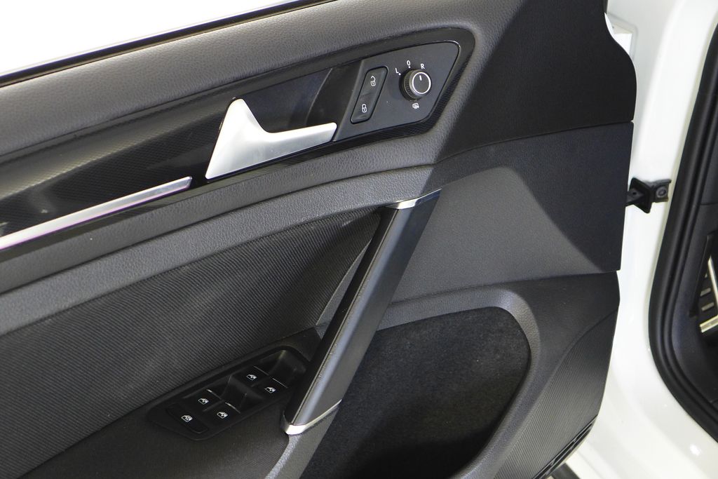 Thumbnail: 2016 Volkswagen Golf - 12