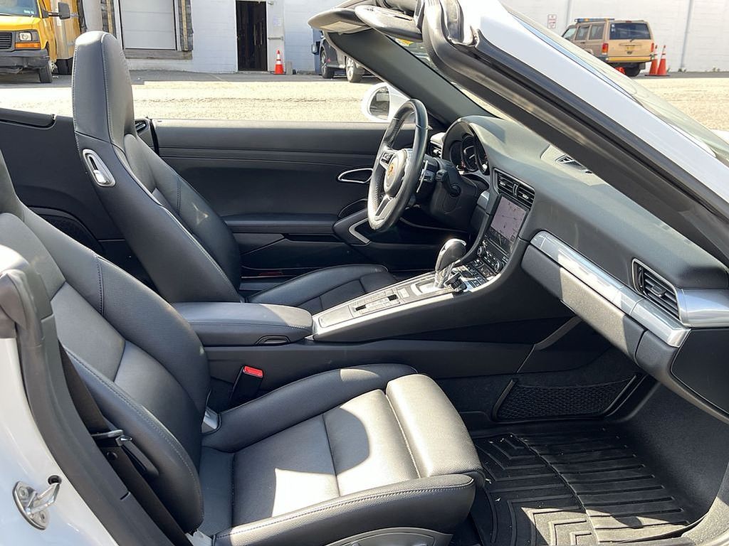 Thumbnail: 2017 Porsche 911 - 25