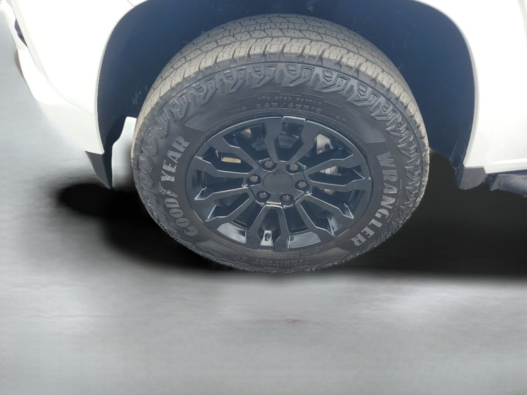 Certified Used 2025 White Chevrolet Z71 image 26