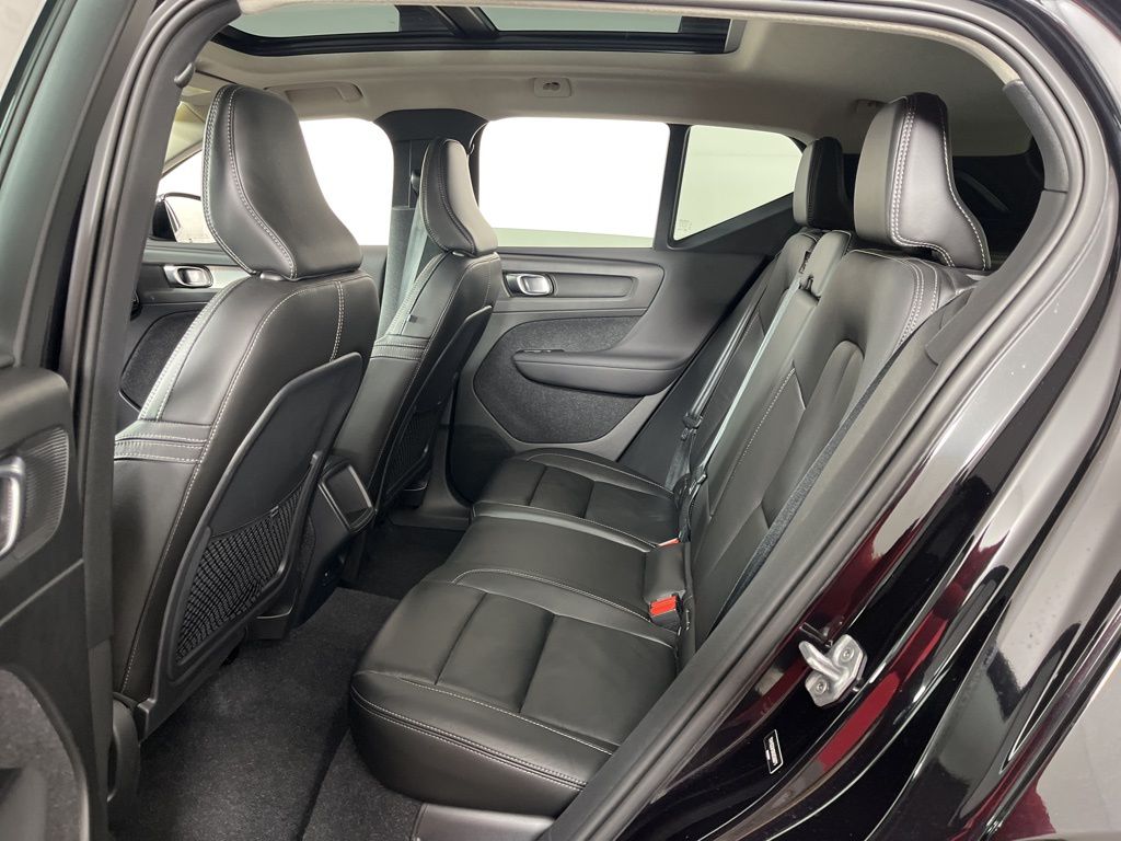 Thumbnail: 2022 Volvo XC40 - 23