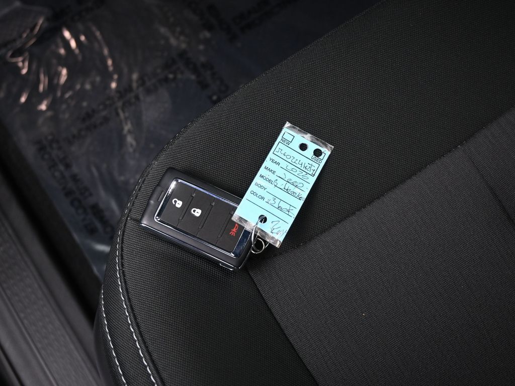 Used 2025 Diamond Black Crystal Pearlcoat Jeep Laredo image 18