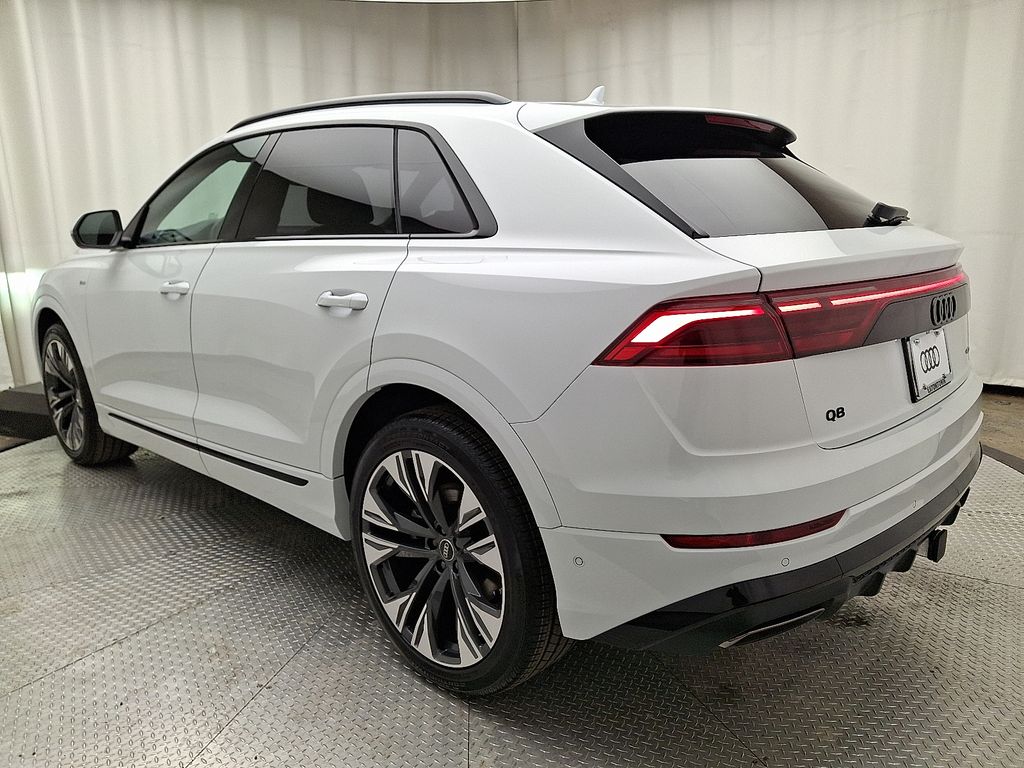 Thumbnail: 2026 Audi Q8 - 4