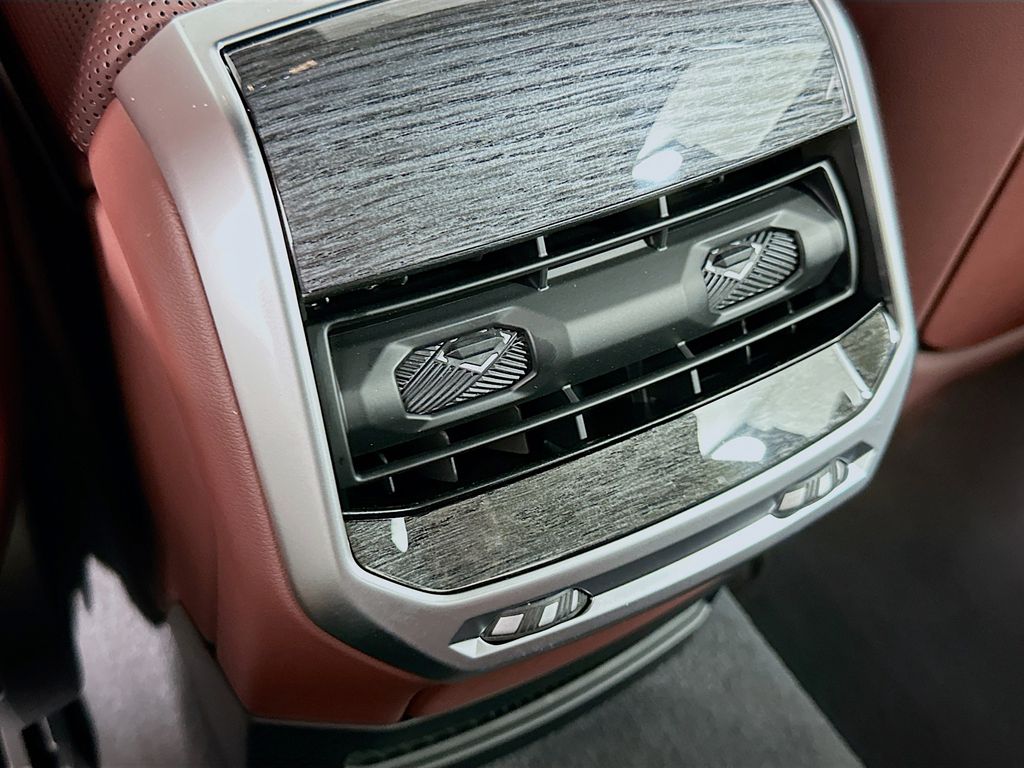 Thumbnail: 2025 BMW 7 Series - 18