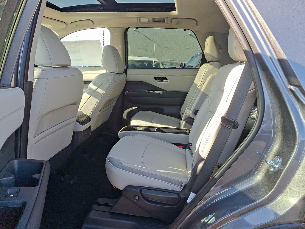 2025 Nissan Pathfinder SL 5