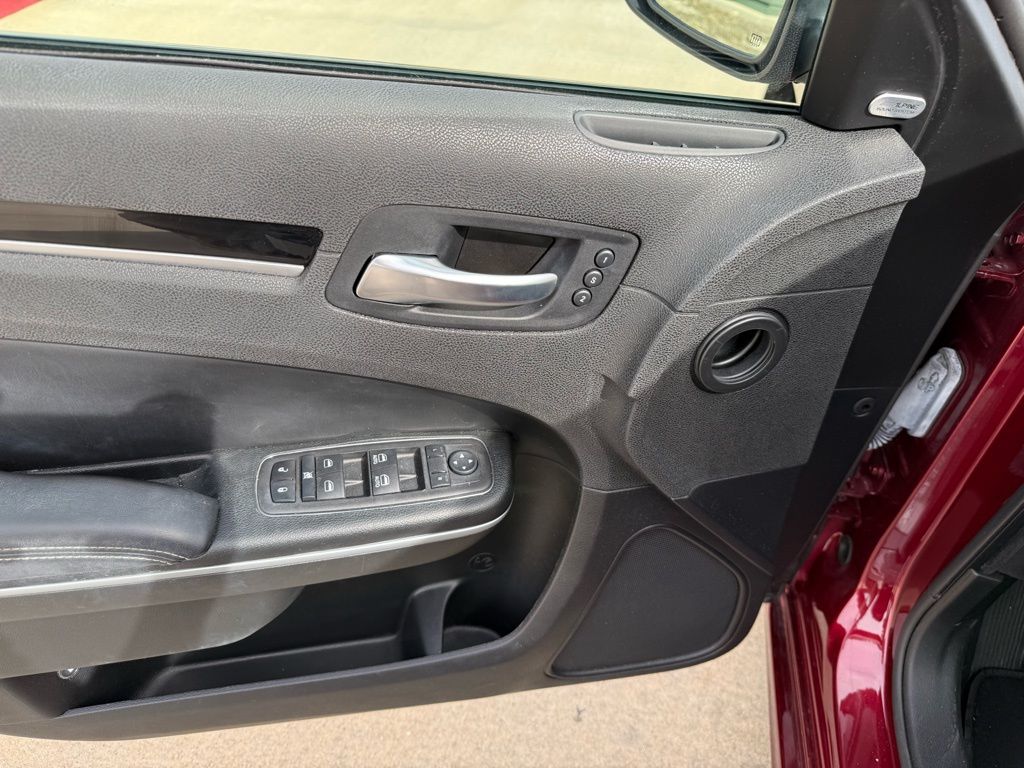 Thumbnail: 2023 Chrysler 300 - 10