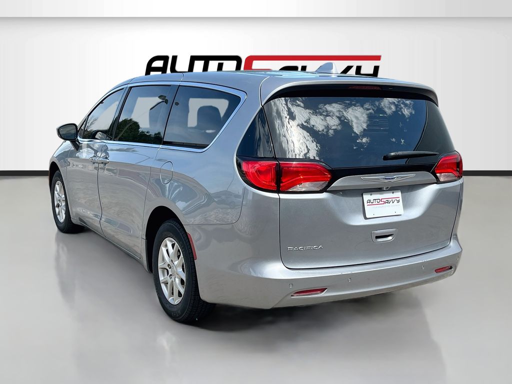 Used 2019 Silver Chrysler LX image 5