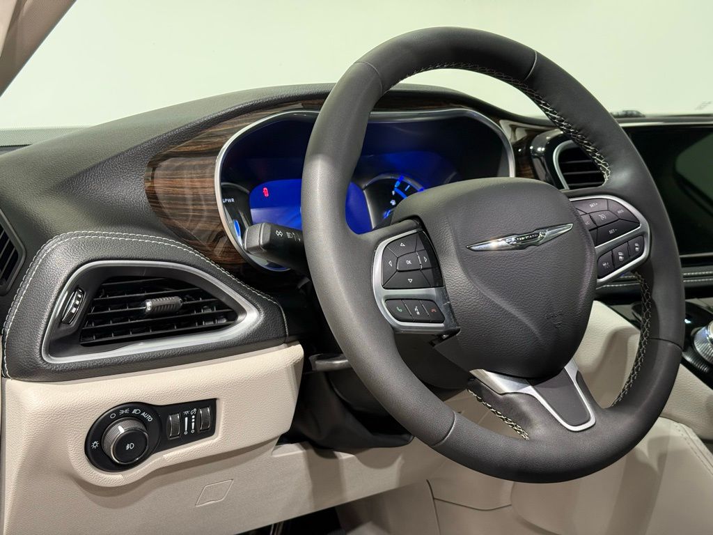 2022 Chrysler Pacifica Hybrid Limited 17