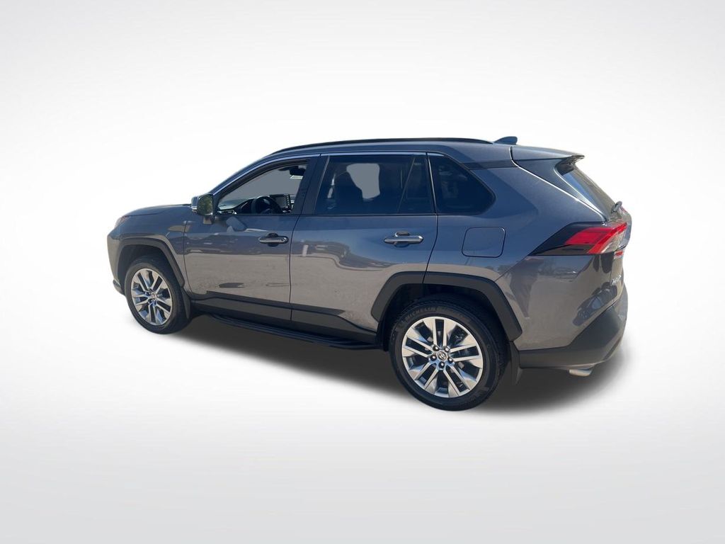 2022 Toyota RAV4 XLE Premium photo