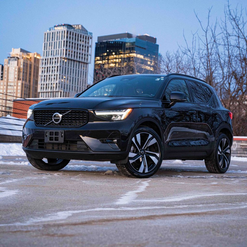2023 Volvo XC40 B5 Plus Dark Theme AWD