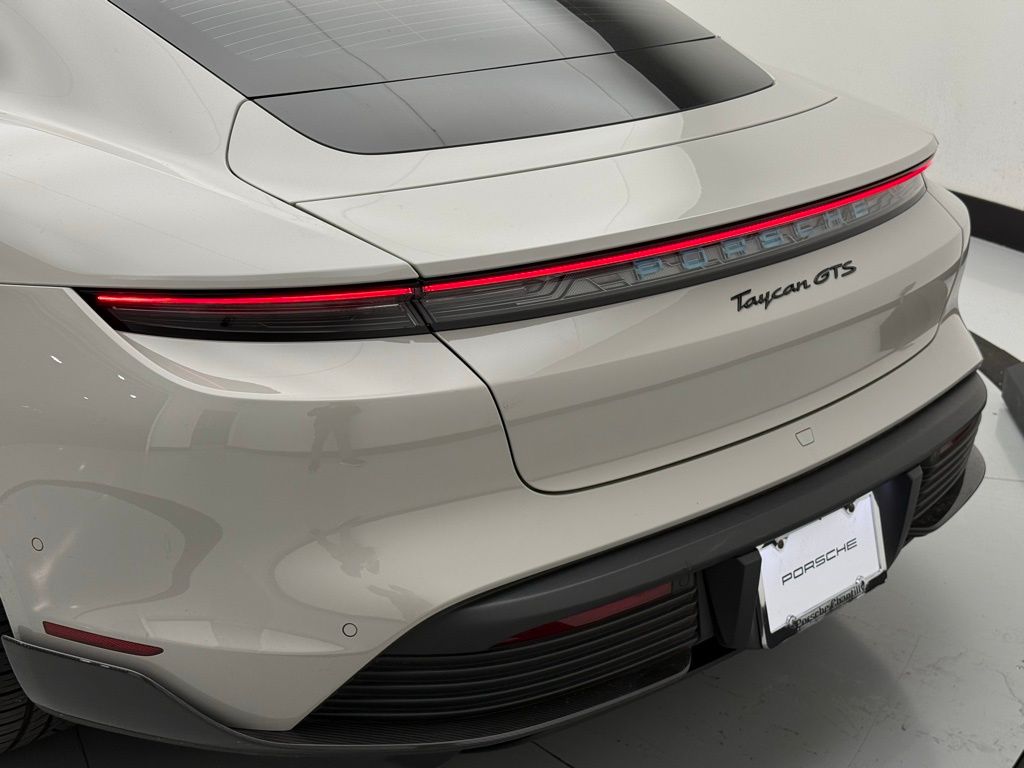 Thumbnail: 2022 Porsche Taycan - 17