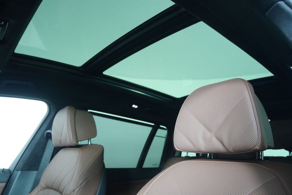 Thumbnail: 2026 BMW X7 - 11