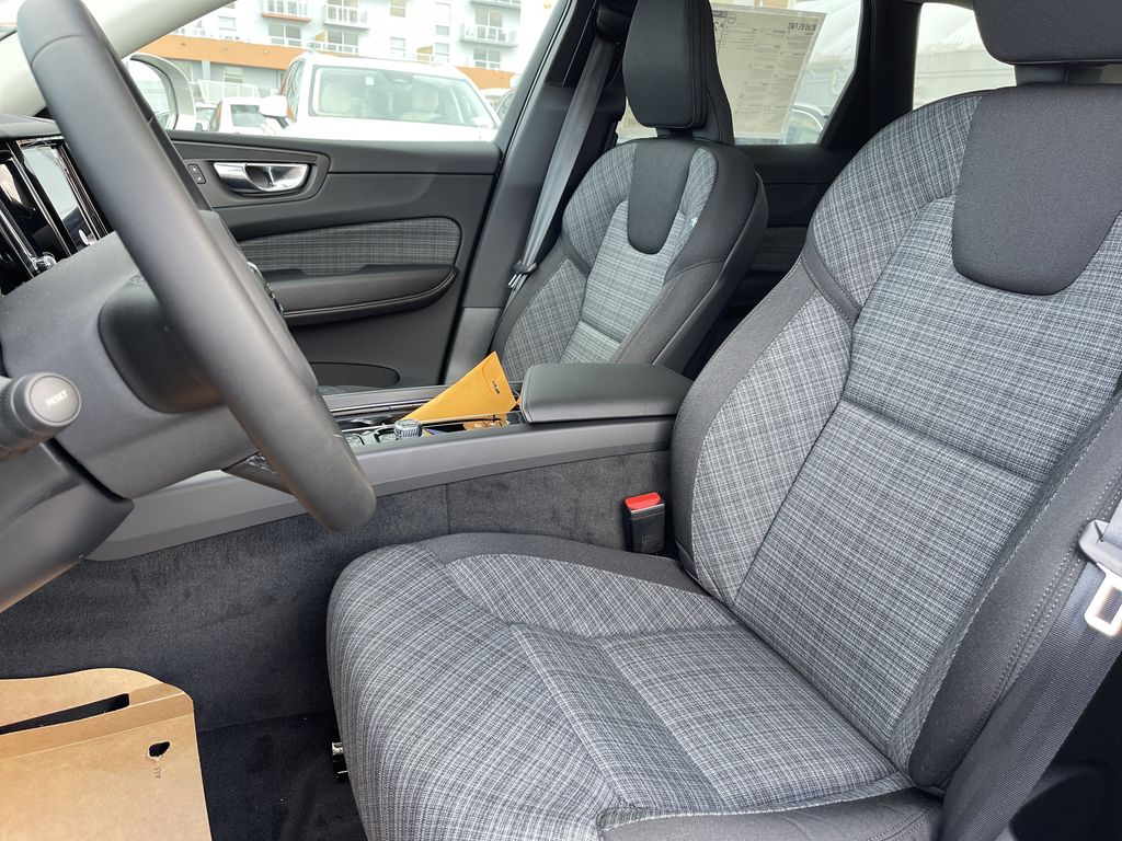 2023 Volvo XC60 B5 Core photo