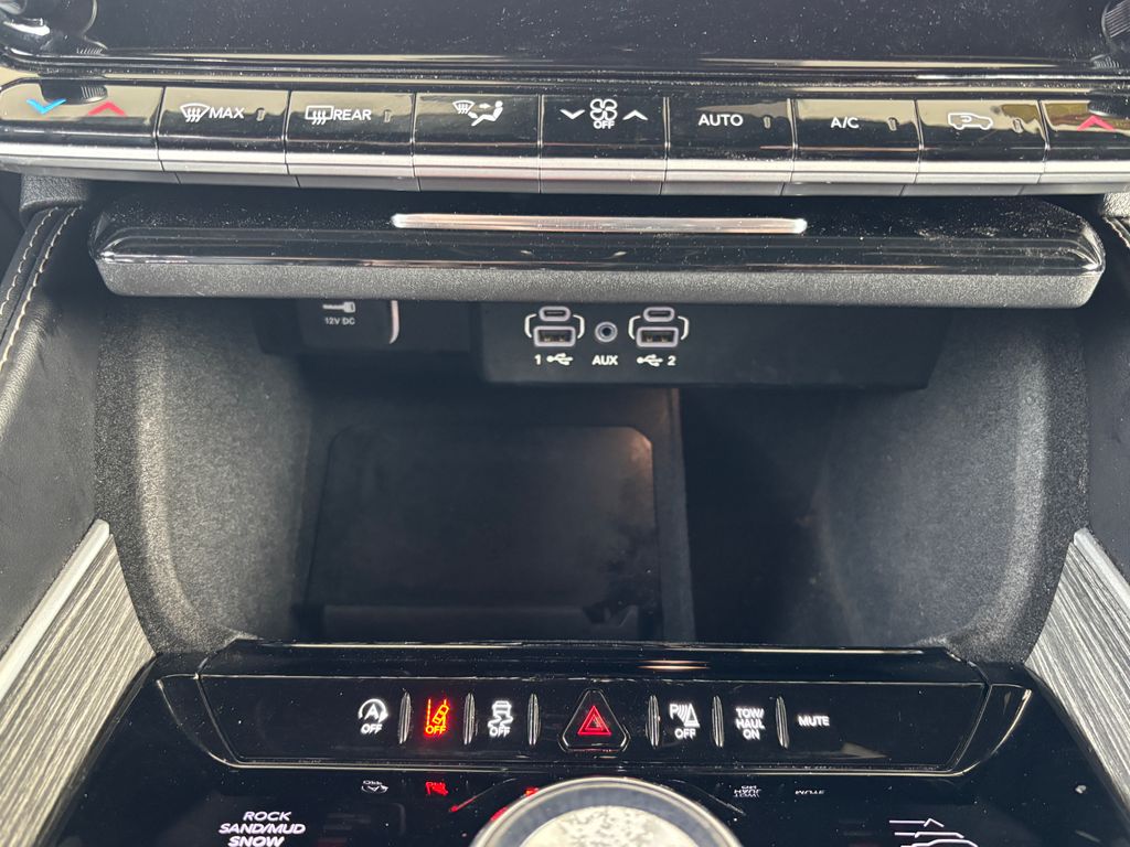 Thumbnail: 2022 Jeep Wagoneer - 16