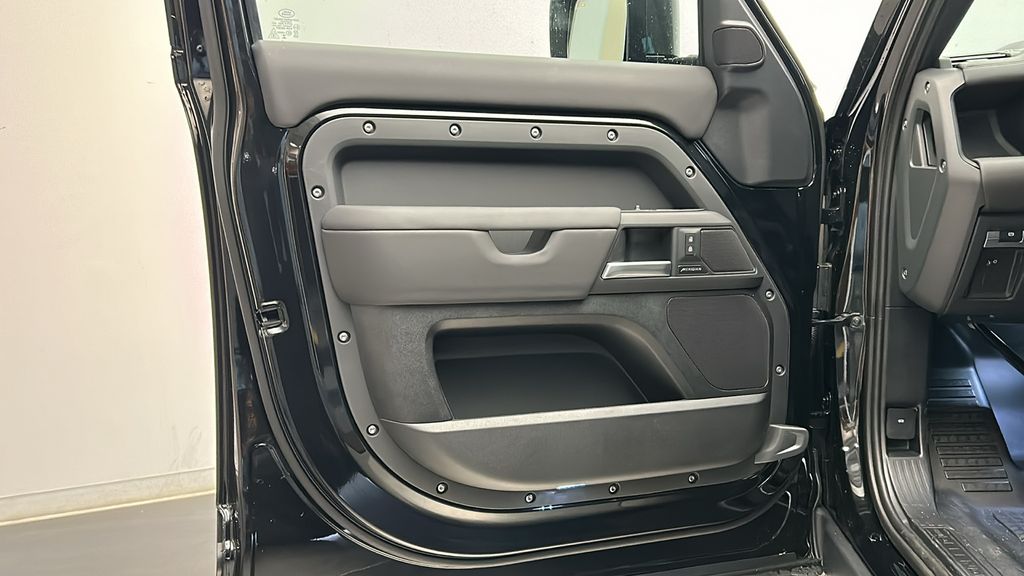 2025 Land Rover Defender 130 11