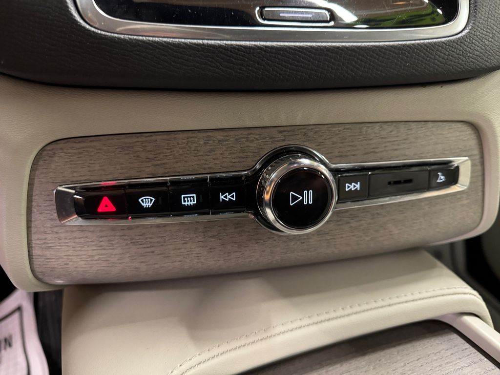 2024 Volvo XC90 B6 Plus Bright Theme photo