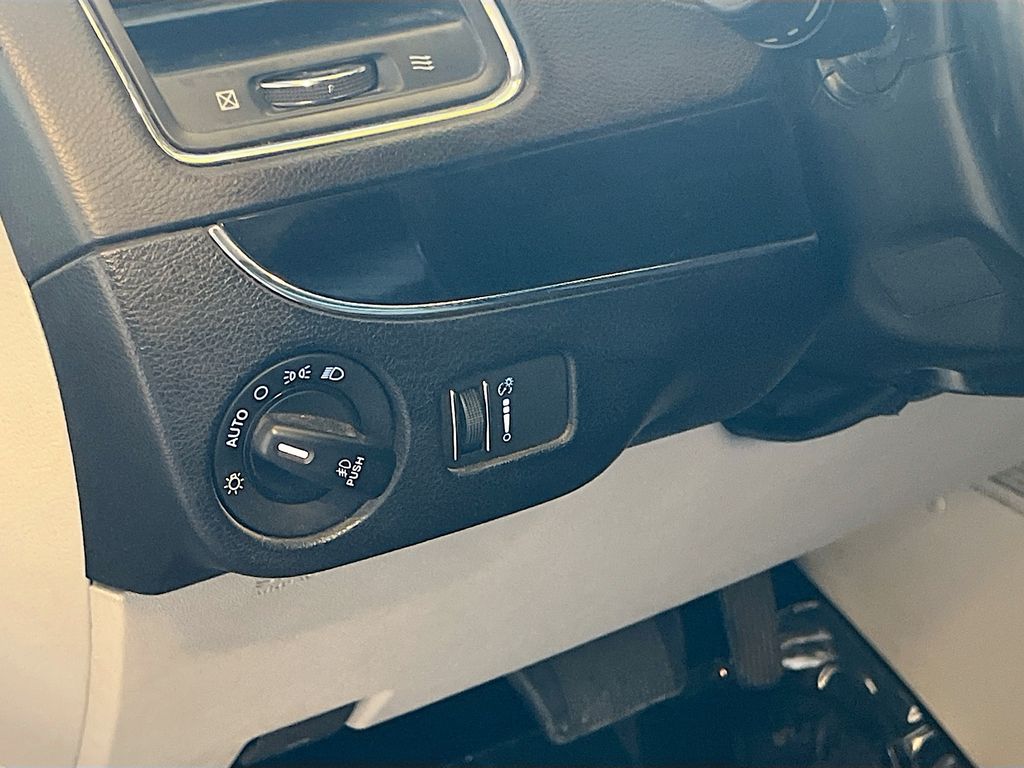 Used 2019 Gray Dodge SXT image 10