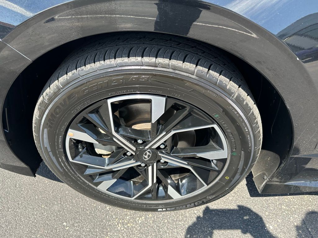 Used 2024 BLACK Hyundai SEL image 5