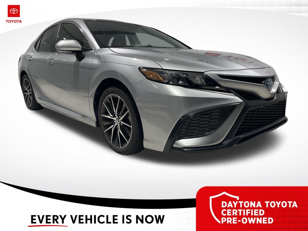 2024 Toyota Camry SE Hybrid's photo