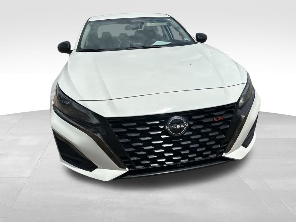 2023 Glacier White Nissan Altima 2.5 SR FWD Sedan