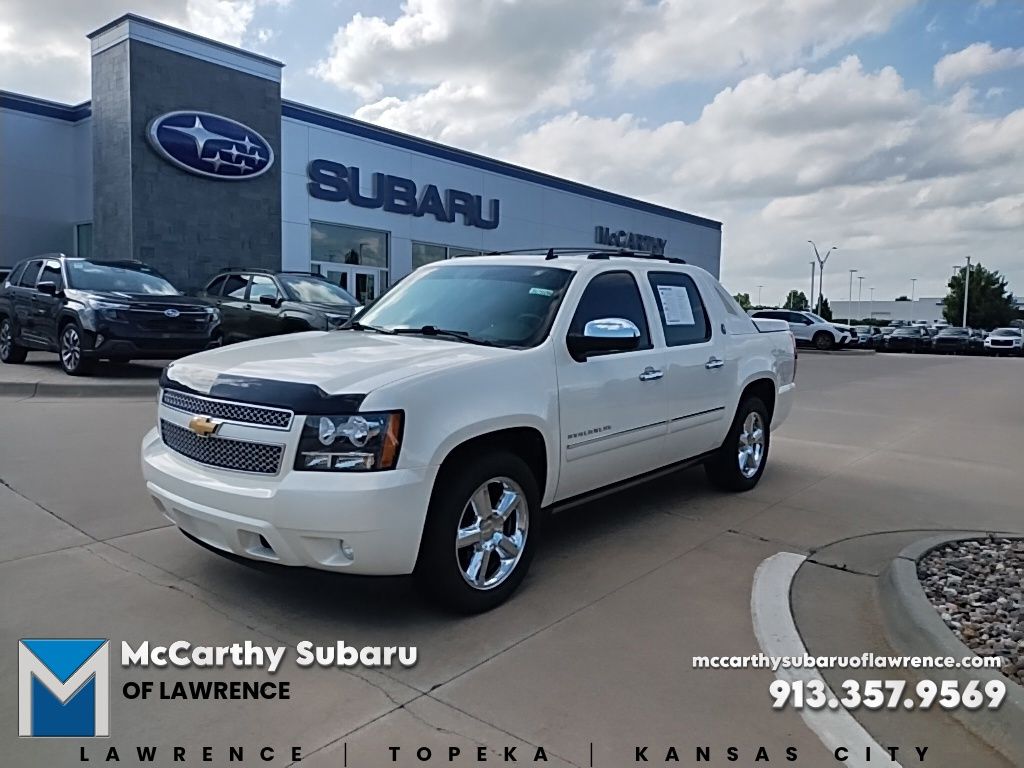 White Diamond Clearcoat 2013 Chevrolet Avalanche Pickup Truck Four-Wheel Drive 6-Speed Automatic