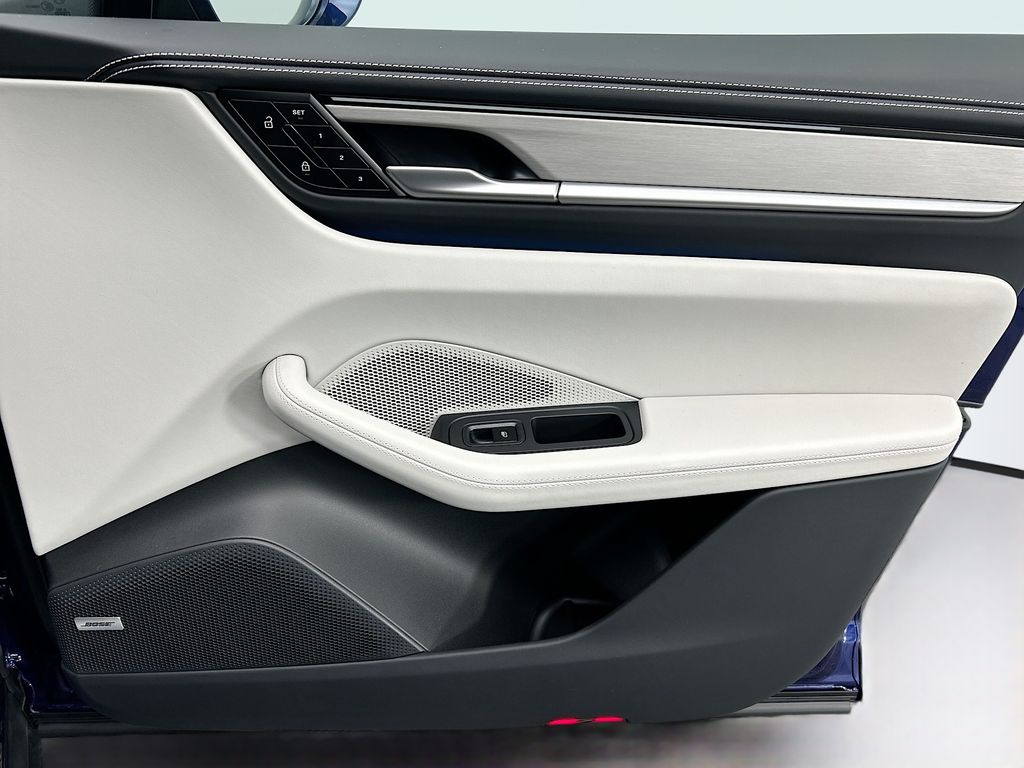 Thumbnail: 2025 Porsche Macan - 26