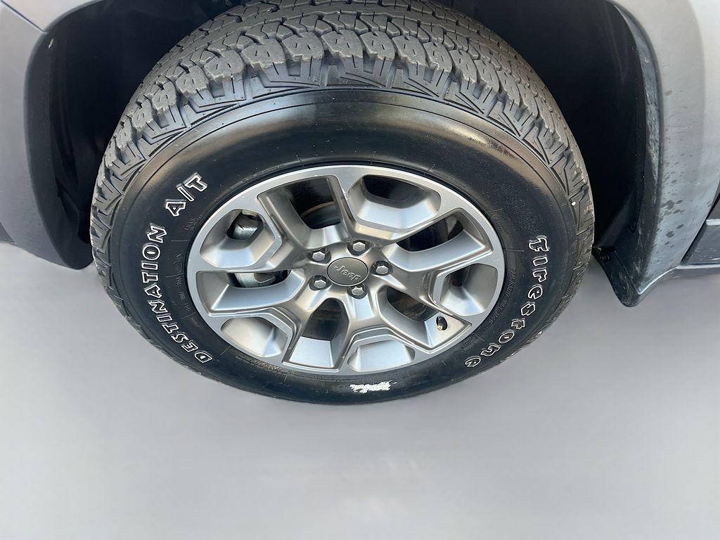 Used 2022 Gray Jeep Trailhawk image 29