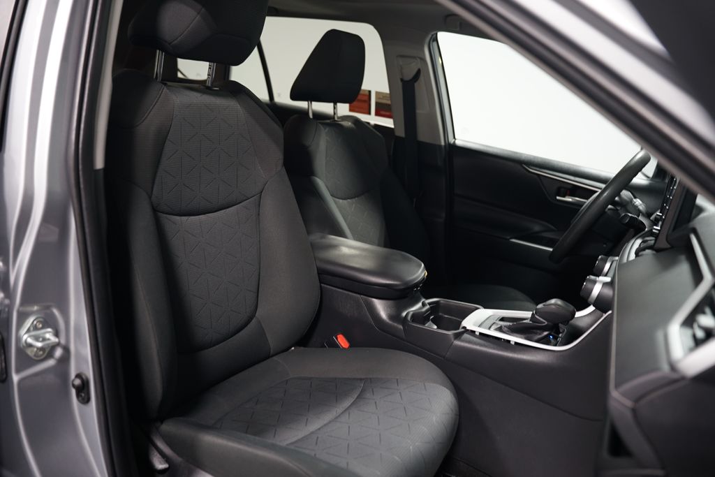 2019 Toyota RAV4 XLE 27