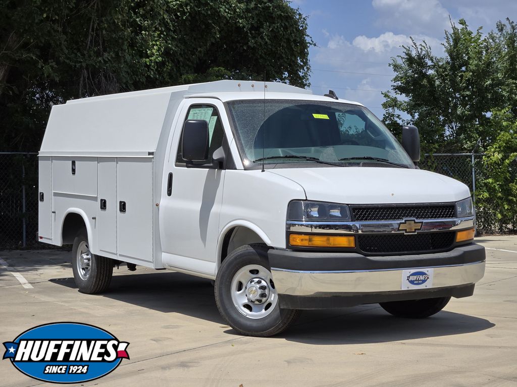 Summit White 2026 Chevrolet Express Chassis Van Rear-Wheel Drive 8-Speed Automatic