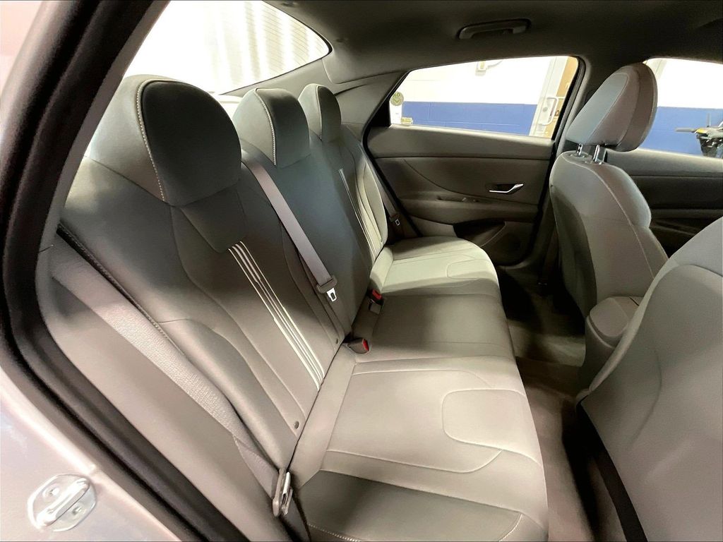 2023 Hyundai Elantra — photo 16