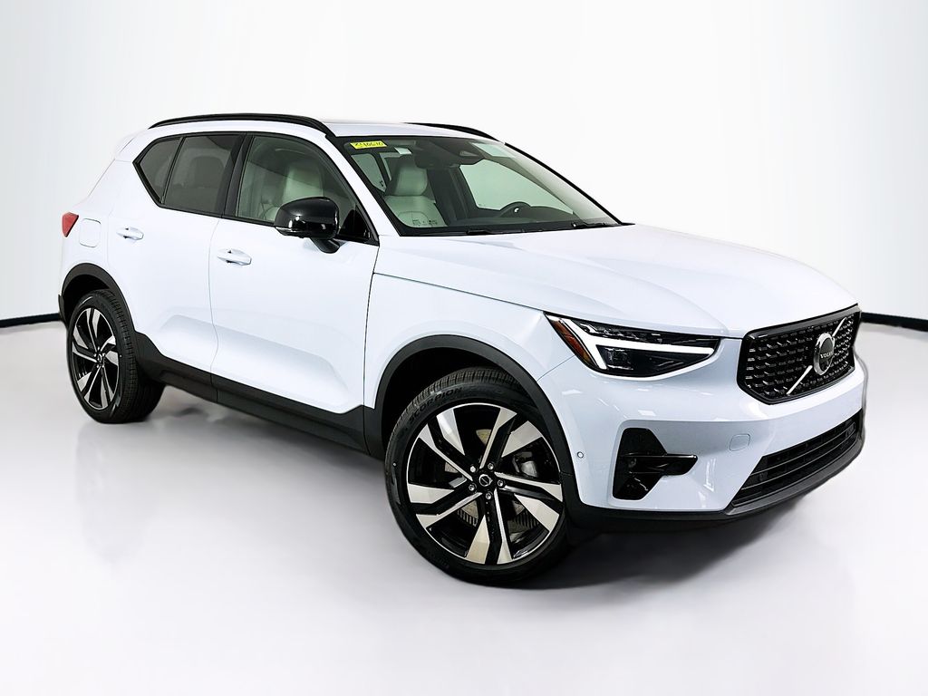 2025 Volvo XC40 B5 Plus Dark Theme