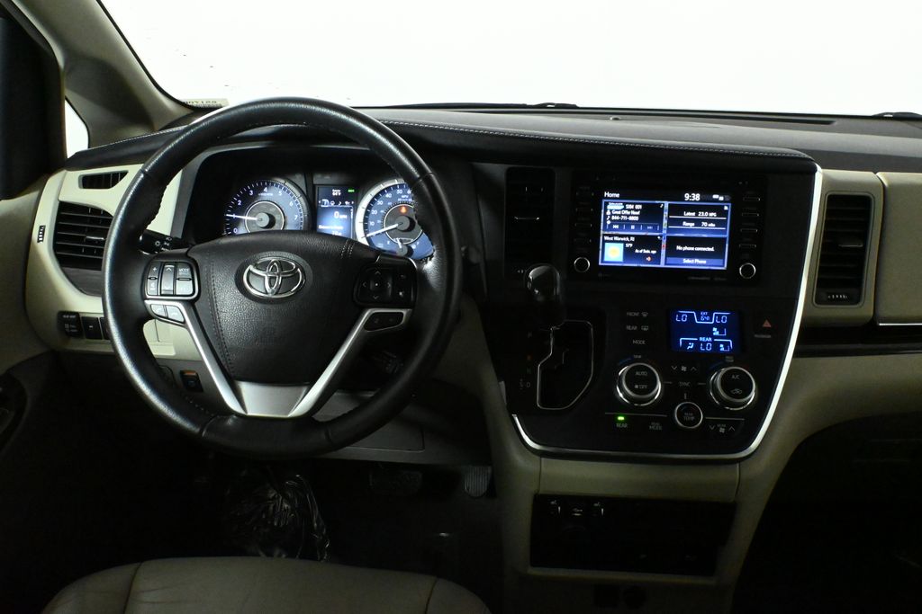 2019 Toyota Sienna XLE Premium 18