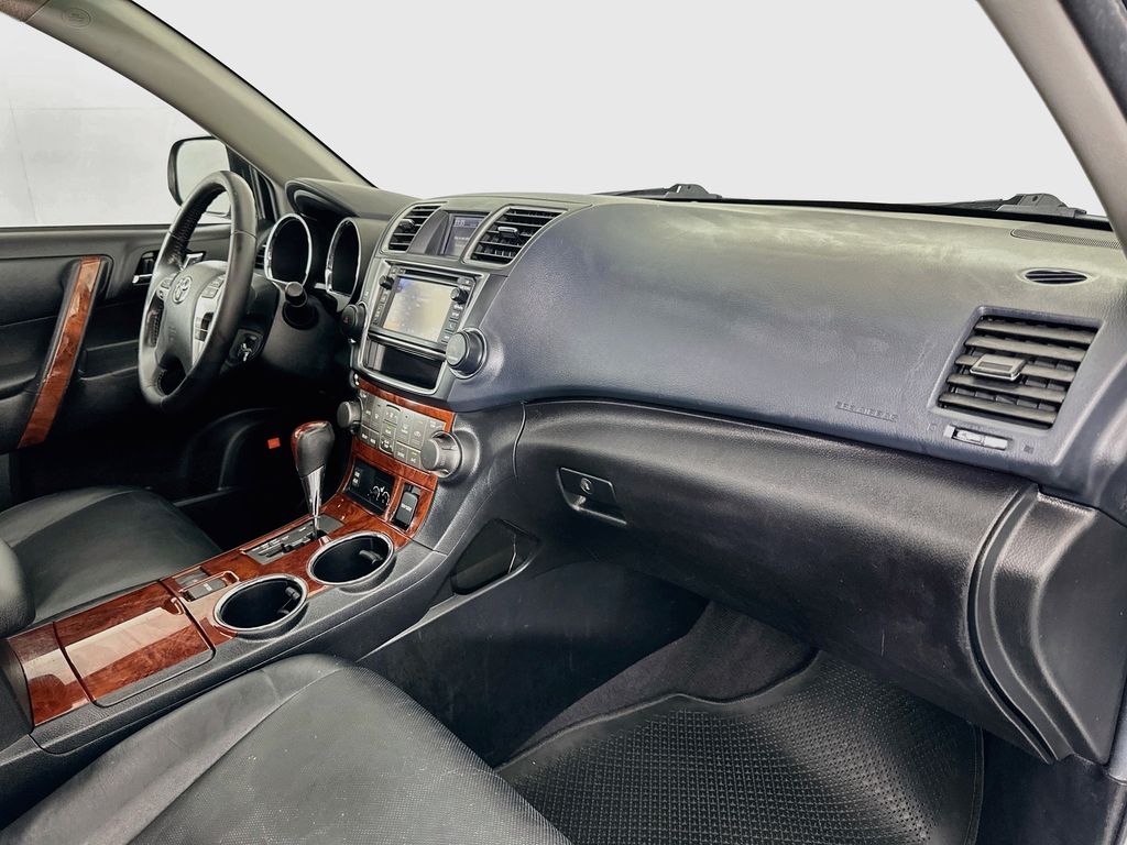 Thumbnail: 2013 Toyota Highlander - 31