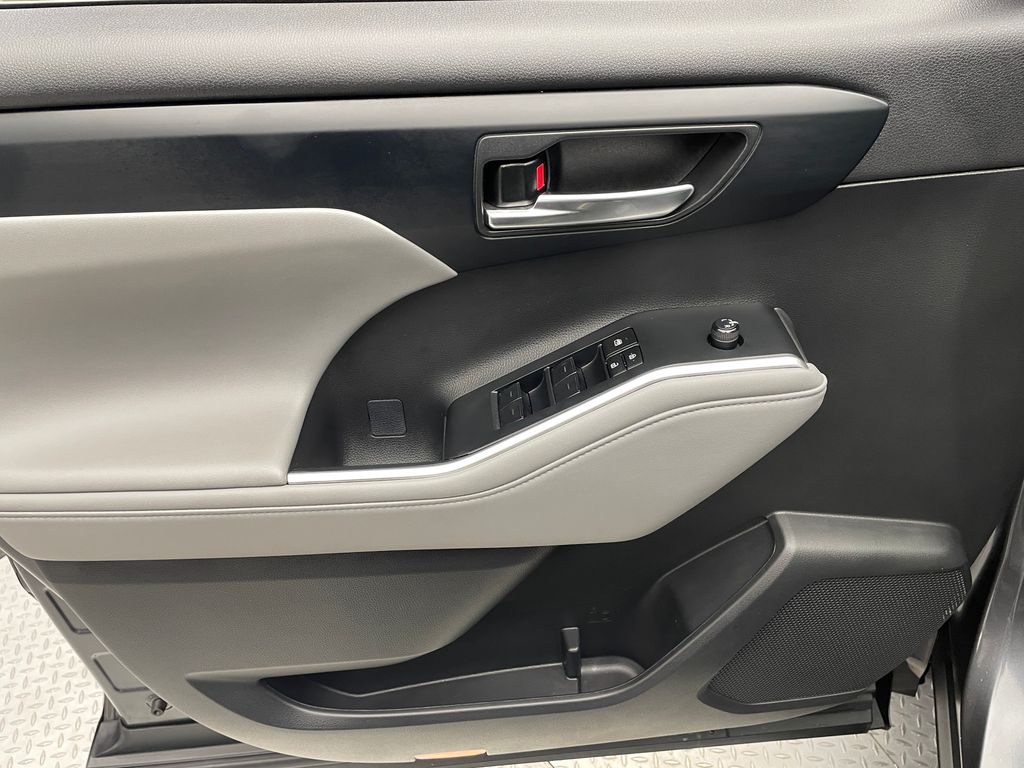 Thumbnail: 2023 Toyota Highlander - 9