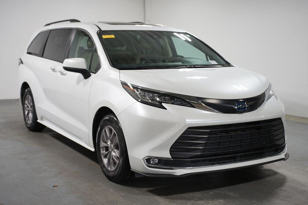 2022 Toyota Sienna XLE 3