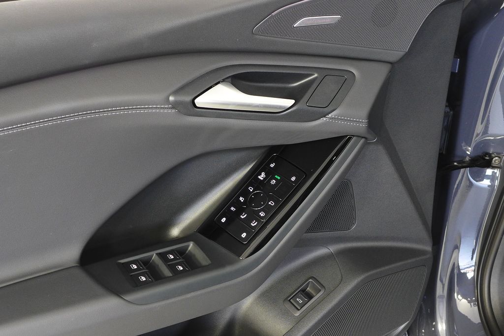 Thumbnail: 2025 Audi Q6 e-tron - 12