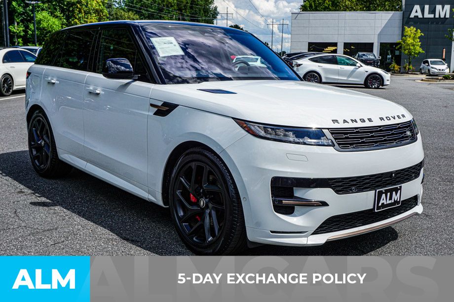Used 2023 White Land Rover SE Dynamic image 3