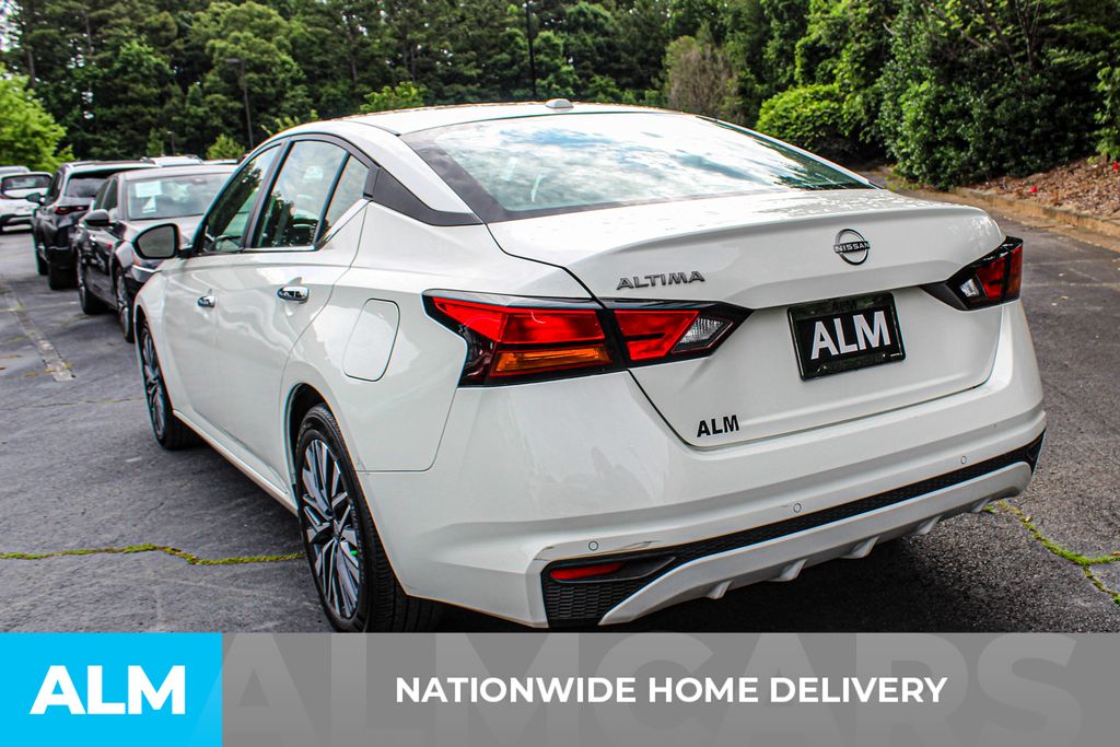 Used 2025 White Nissan 2.5 SV image 4