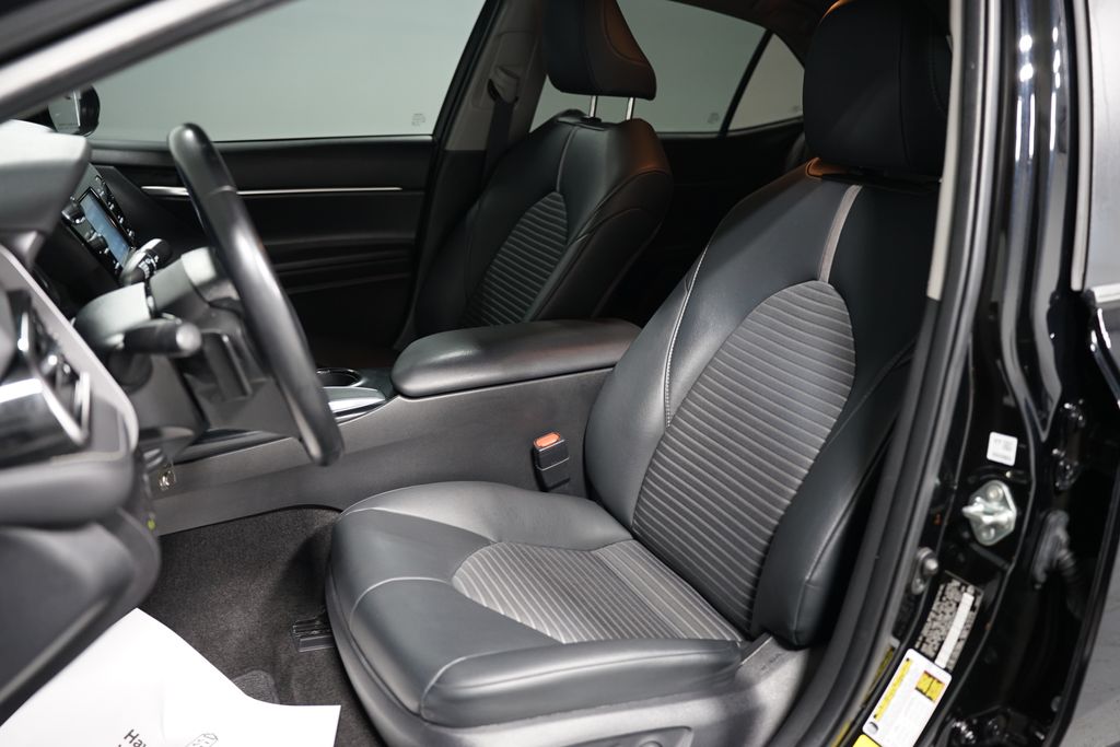 2019 Toyota Camry SE 24