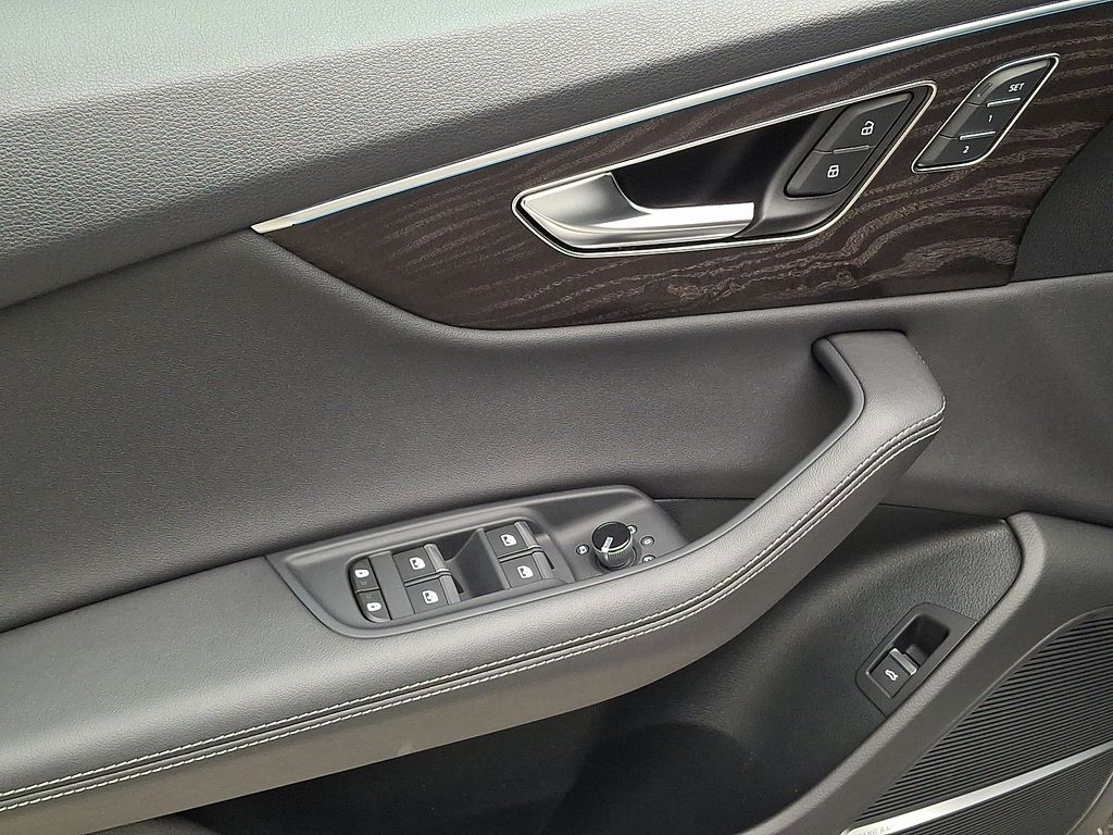 Thumbnail: 2023 Audi Q8 - 12