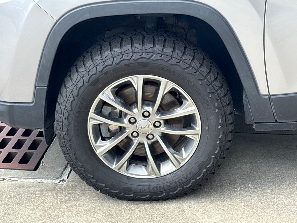 Used 2019 Silver Jeep Latitude Plus image 12